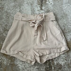 Beige linen shorts with two front pockets